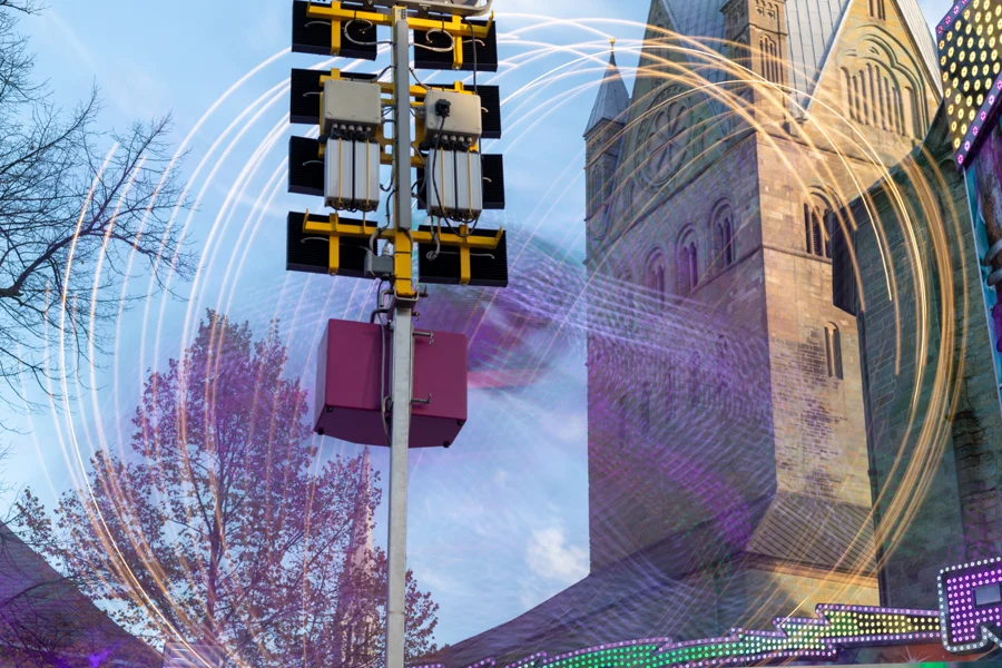 Bewegungsspuren eines Fahrgeschäfts vor einer Kirche