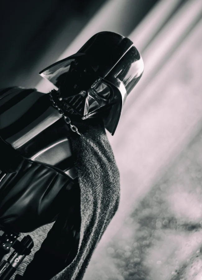 Schwarzweiße Nahaufnahme einer Darth-Vader-Figur im weichen Seitenlicht