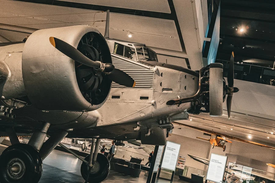 Ausgestelltes Flugzeug oder Flugzeugdetail im Museum