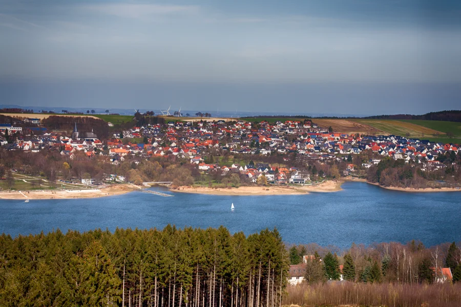 Wasserfläche mit Ufer und weitem Himmel