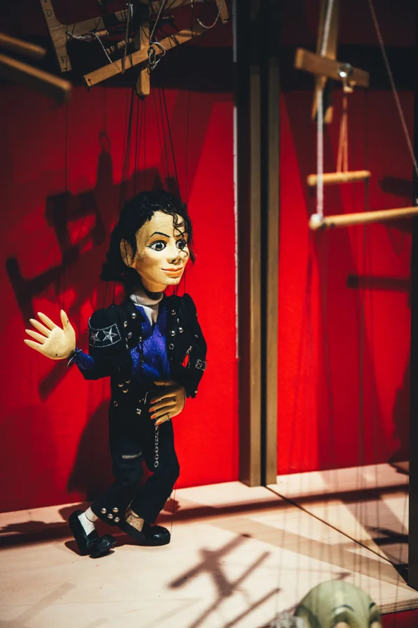 Detail einer Miniaturkulisse und ihrer Figuren