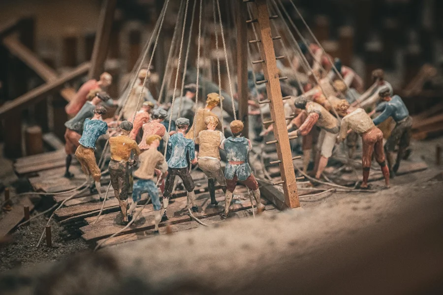 Kleine Modellfiguren in einer detailreichen Modelllandschaft
