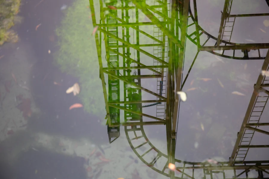 Grüne und helle Stahlkonstruktion eines Fahrgeschäfts