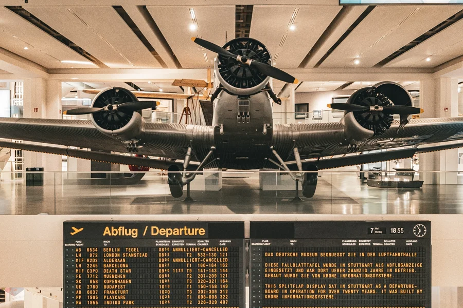 Ausgestelltes Flugzeug oder Flugzeugdetail im Museum