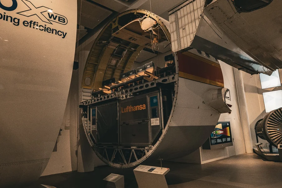 Ausgestelltes Flugzeug oder Flugzeugdetail im Museum