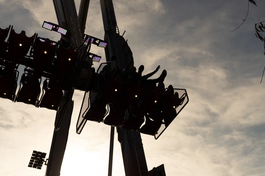 Silhouette eines Fahrgeschäfts im Gegenlicht auf der Kirmes
