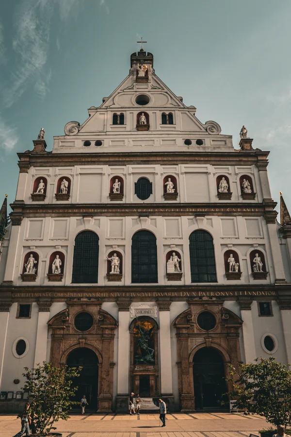 Historische Fassade aus niedriger Perspektive vor bewölktem Himmel