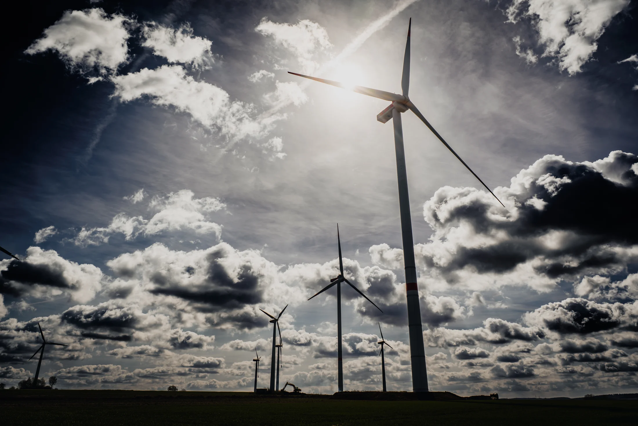 Landschaft mit Windrädern und weitem Himmel