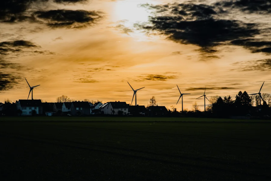 Windräder über Feldern im warmen Abendlicht