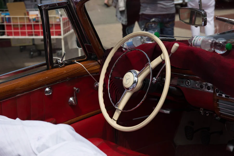 Lenkrad und Armaturen eines klassischen Autos