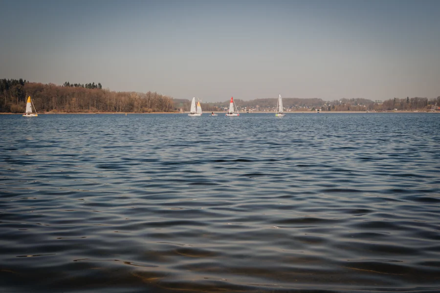 Wasserfläche mit Ufer und weitem Himmel