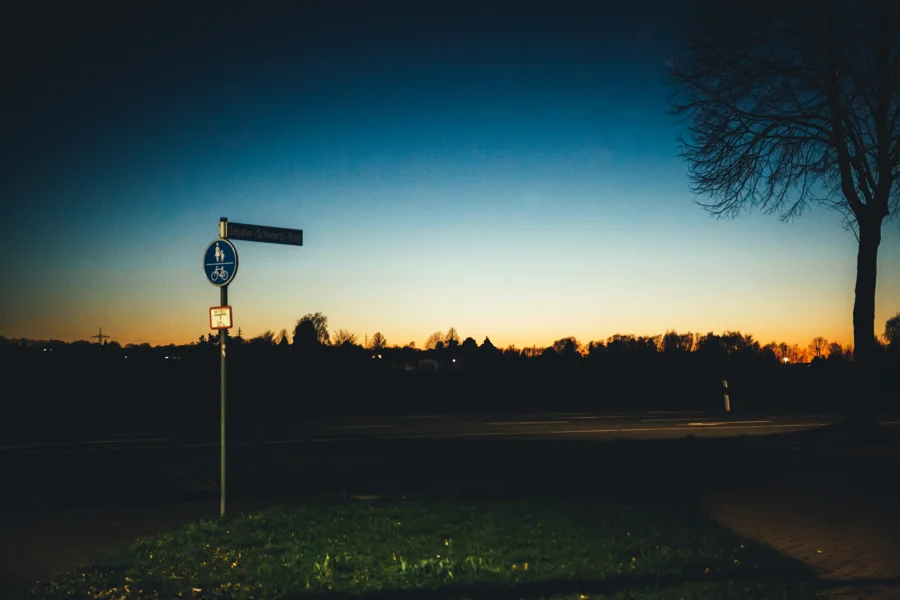 Sonnenlicht und Silhouetten im Abendhimmel
