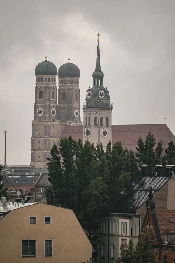 Zwei Kirchtürme über den Dächern einer Stadt