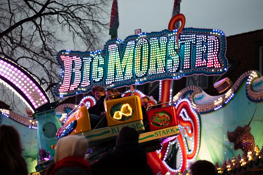 Bunte Figuren und Lichtreklame am Fahrgeschäft Big Monster