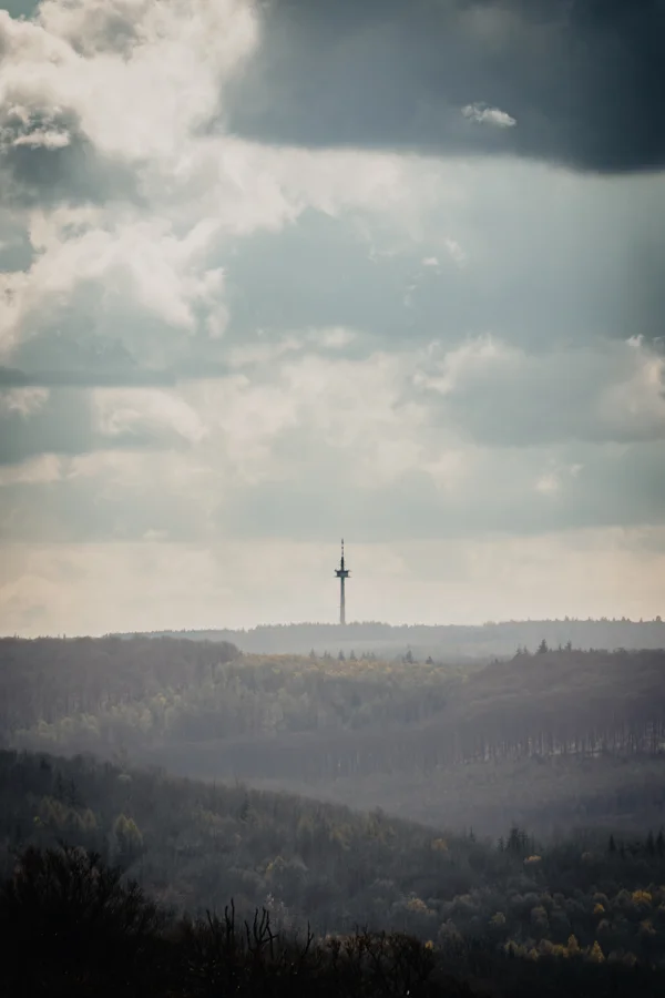 Dramatische Wolken über einer fernen Reihe von Windrädern