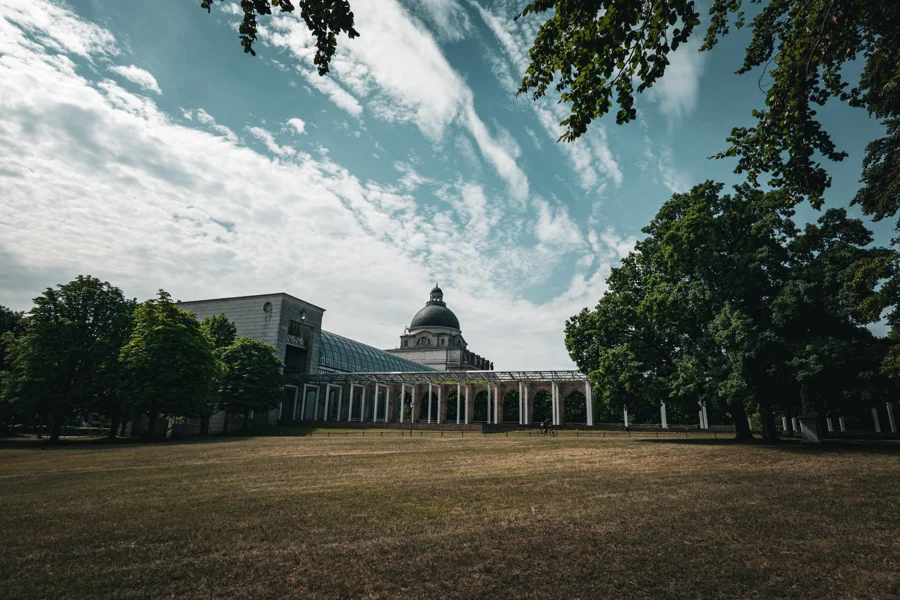 Historisches Kuppelgebäude hinter einer Parkanlage