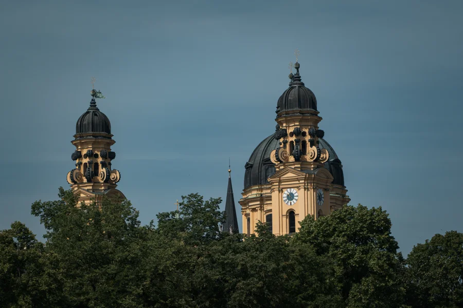 Helle Kirchtürme vor blauem Himmel