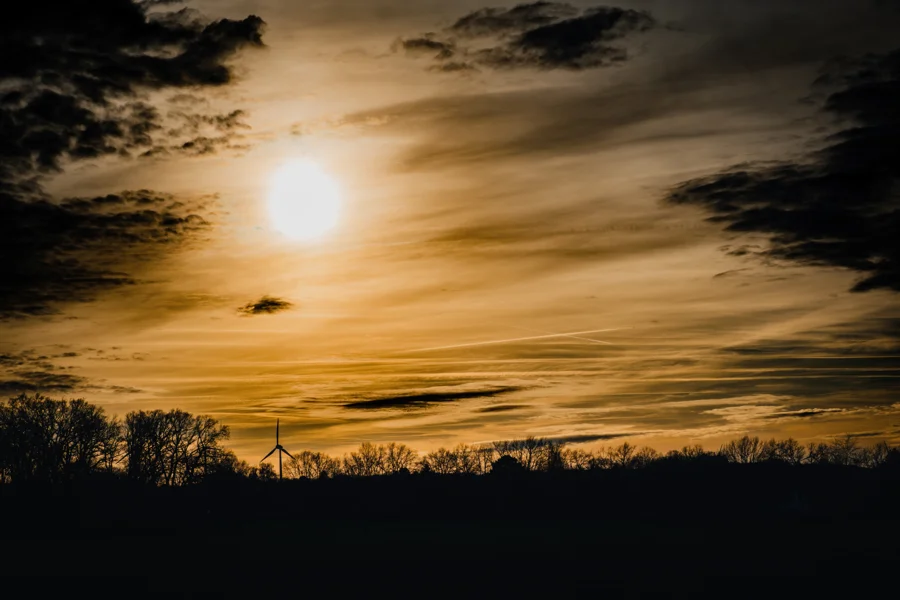 Warmer Sonnenuntergang über einem flachen Horizont