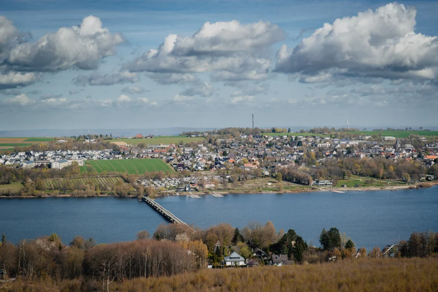 Wasserfläche mit Ufer und weitem Himmel