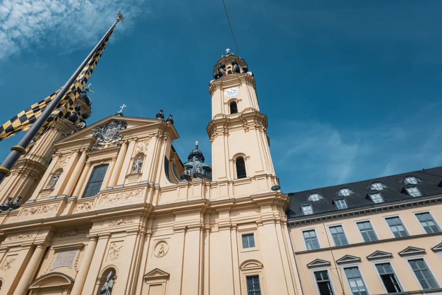 Helle Kirchtürme vor blauem Himmel