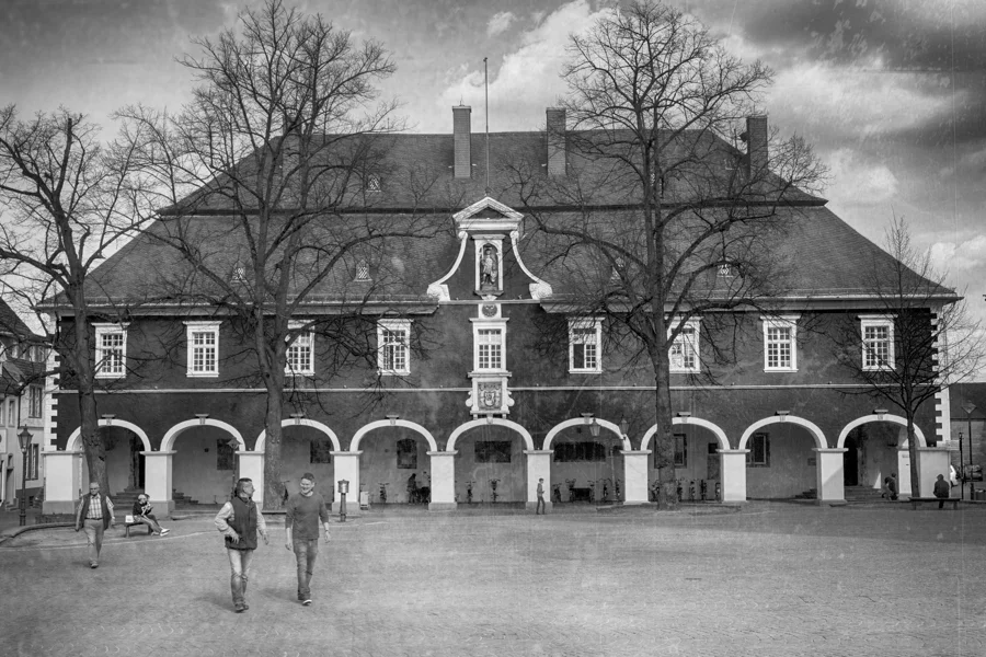 Historisches Gebäude mit Arkaden in Schwarzweiß