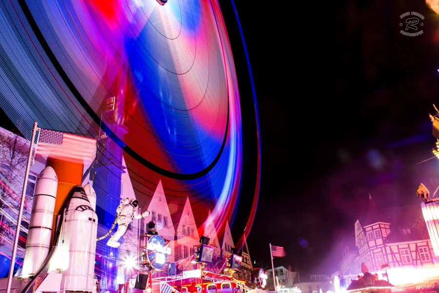Lichter und Bewegung eines Fahrgeschäfts auf der Soester Kirmes