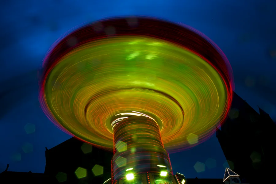 Lichter und Bewegung eines Fahrgeschäfts auf der Soester Kirmes